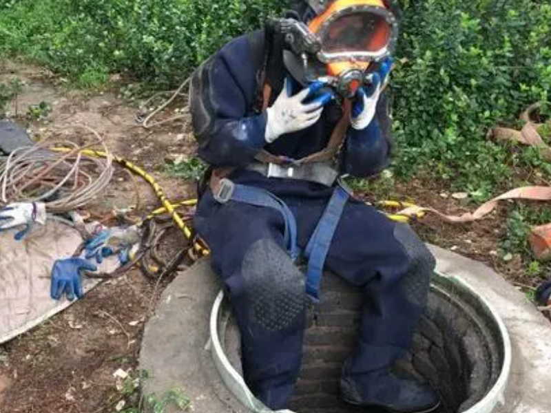 东莞寮步清理化粪池,新型压缩车吸化粪池,吸到池底